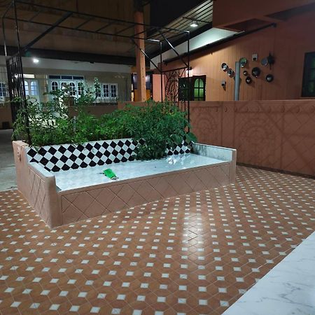 At Night Hotell Chumphon Eksteriør bilde