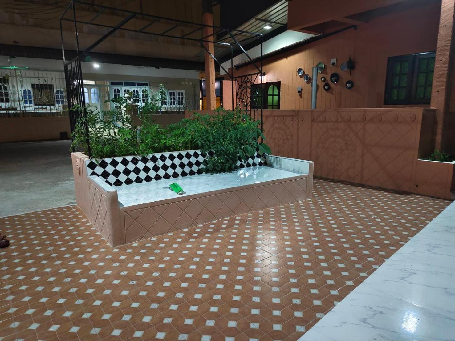At Night Hotell Chumphon Eksteriør bilde