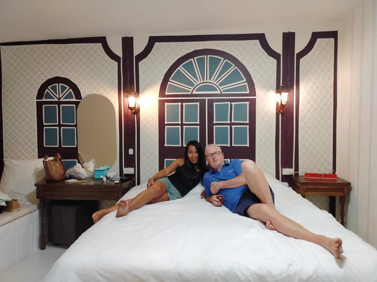 At Night Hotell Chumphon Eksteriør bilde
